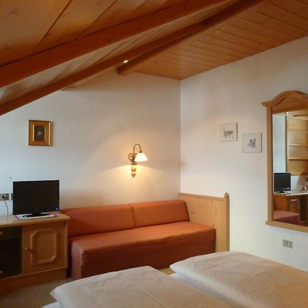 Hotel Holzer Sexten Quarto foto