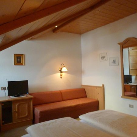 Hotel Holzer Sexten Quarto foto